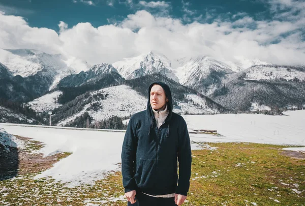 De man in blauwe jas tegen de achtergrond van bergen heuvels en vallei. Slowakije — Stockfoto