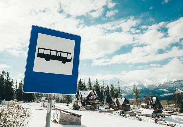 Uma pequena paragem de autocarro com uma placa em Zakopane. Polónia . — Fotografia de Stock