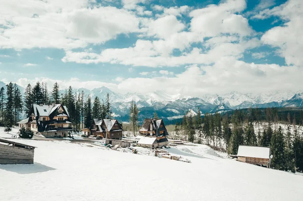 Houten huisjes en Tatra-gebergte in de winter. — Stockfoto