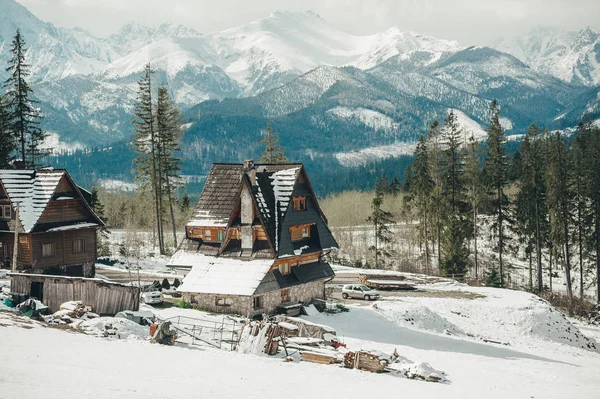 Prachtig uitzicht op de Tatras villa's in de winter Zakopane ochtend. — Stockfoto