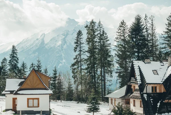 Huizen in de bergen. Prachtig uitzicht op de Winterberg landschap, Tatra National Park, Polen. — Stockfoto