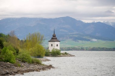 Liptovska Mara Su Rezervi kıyısında Meryem Ana Kilisesi Kulesi. Slovakya.