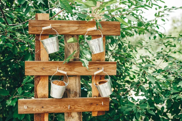 Soporte con galletas de avena en el jardín de verano. Galletas de avena en cubos pequeños . — Foto de Stock