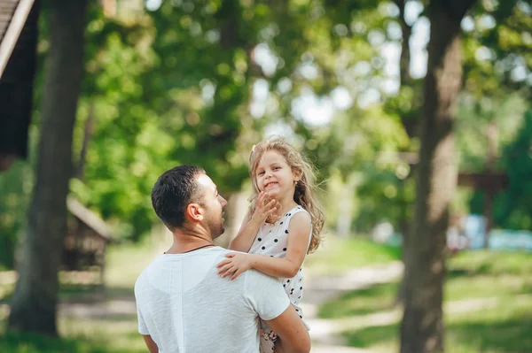 Feliz padre joven con hija pequeña al aire libre . —  Fotos de Stock