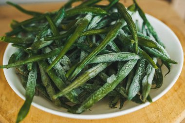 Seramik tabakta dondurulmuş yeşil kuşkonmaz.