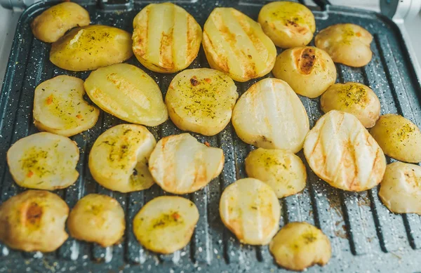 Fried potatoes on the grill. — Stock Photo, Image