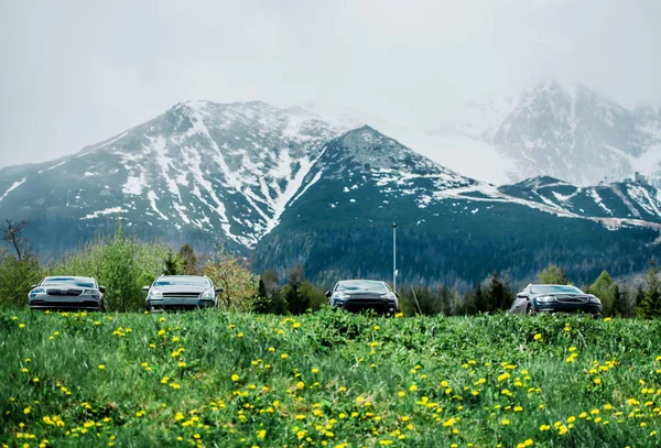 Samochody na parkingu w Tatrach. — Zdjęcie stockowe