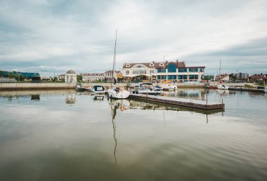 Birçok Yelkenli Yatlar ile City pier