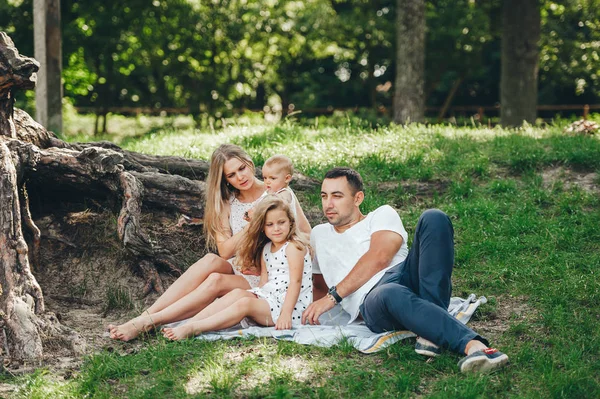 Famiglia con bambini che si godono un picnic nella foresta estiva . — Foto Stock