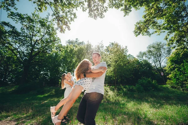 Joven padre girando a su hija . —  Fotos de Stock