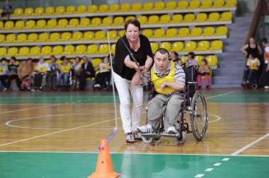 Engelli çocuklar Engelliler Günü'ne adanmış spor etkinliklerine katılıyor.