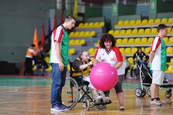 Crianças com deficiência participam de atividades esportivas dedicadas ao Dia dos Deficientes . — Fotografia de Stock