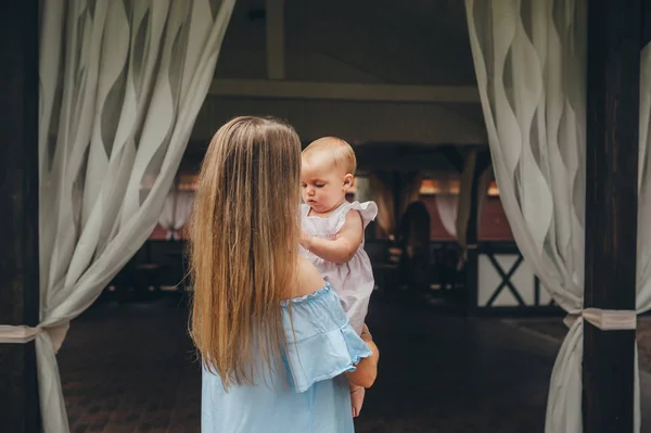 Baby girl in the arms of the mother. — Stock Photo, Image