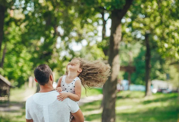 Padre y su niña jugando juntos en el parque en el día de verano . —  Fotos de Stock