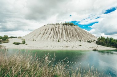 Rummu, Estonya mavi berrak su ile küçük gölde bulunan terk edilmiş cezaevi görünümü.