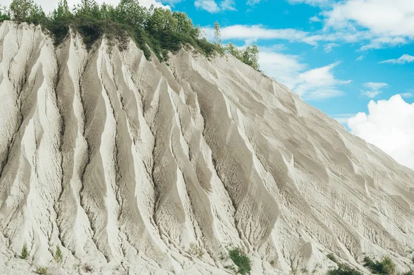 Piaszczyste wzgórza porzuconych kamieniołomów w krajach bałtyckich. Estonia, Rummu. — Zdjęcie stockowe