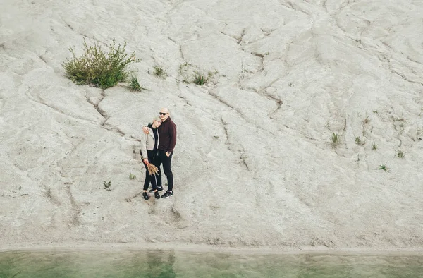 Kochająca para stawia na wydmie piasku w Rummu. Szczęśliwego weekendu. Estonia. — Zdjęcie stockowe