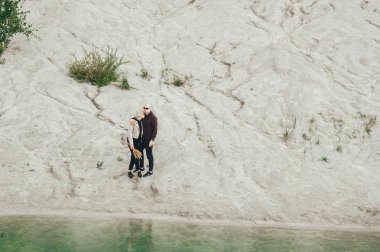 Kum ocağı arka planda Loving çift. 