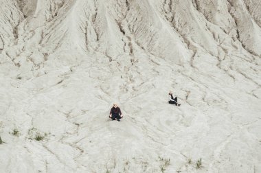 Genç çift kum açık havada oturan yoga egzersizleri yapma. 