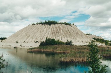 Mavi su ve kumul manzara ile göl kıyı şeridi