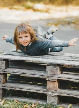Dışarıda yoga egzersizleri yapan küçük çocuk. Çekirge pozu. 