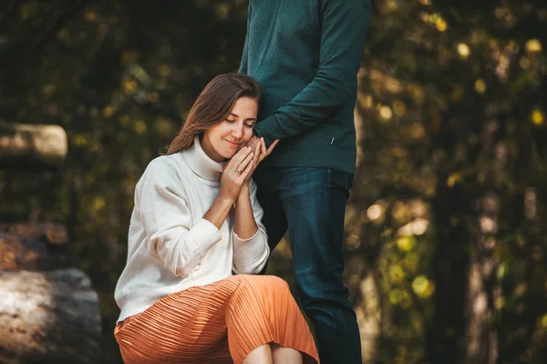 Birbirlerine aşık bir çift güzel renkli bir ormanda dikiliyor. Erkek eli kız arkadaşının yüzünde.. — Stok fotoğraf