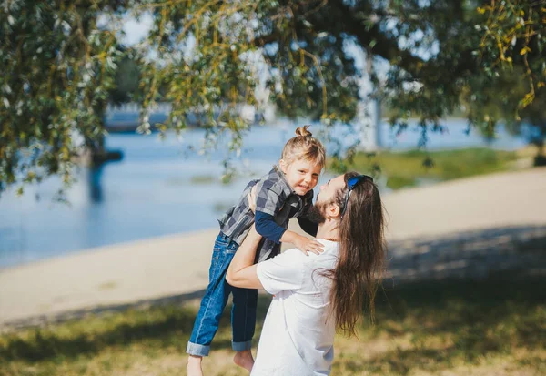 Far och son leker på naturen. — Stockfoto