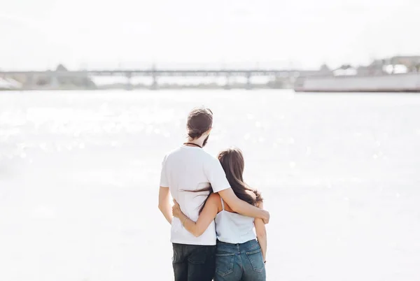 Açık havada durup nehire bakan romantik bir çiftin portresi. Arka görünüm — Stok fotoğraf