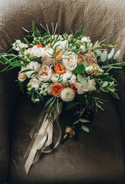 Belo buquê de casamento em um sofá . — Fotografia de Stock