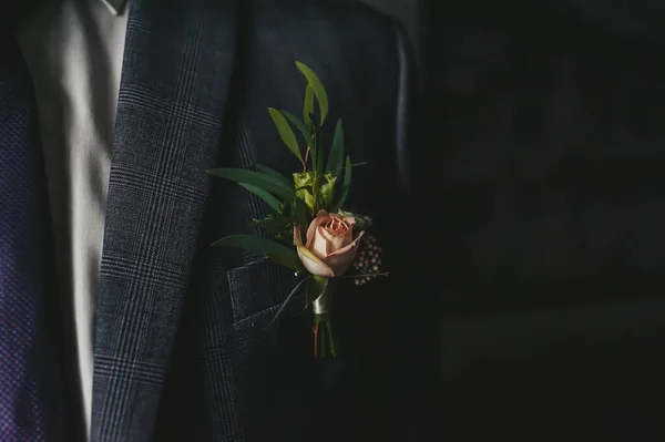 上着のポケットにバラの花と青いスーツの新郎 — ストック写真