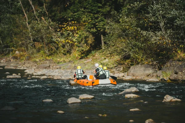 Rafting ekstremalny zespół pluskając fale na rzece w Karpatach. Przygoda podróży. — Zdjęcie stockowe