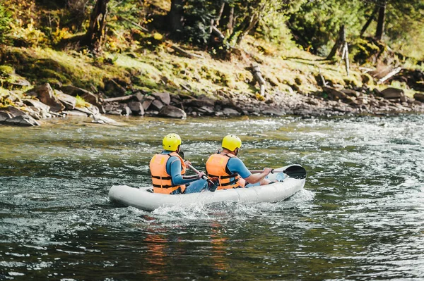 Dwóch mężczyzn w gumowej łodzi. Rafting. Przygoda podróży. — Zdjęcie stockowe