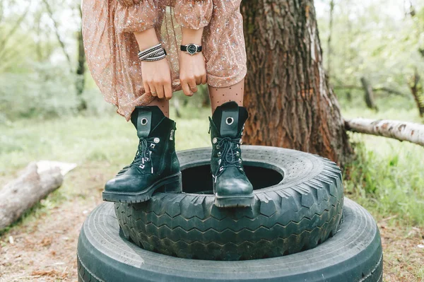 Piernas Niña Botas Cuero Negro Pie Sobre Neumático Naturaleza Vista — Foto de Stock