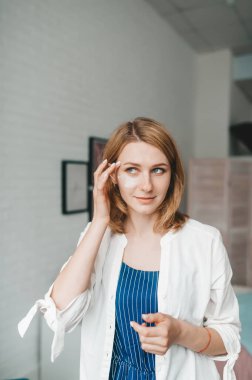 Laboratuvar önlüklü güzel doktor içeride göz bandı uygula.