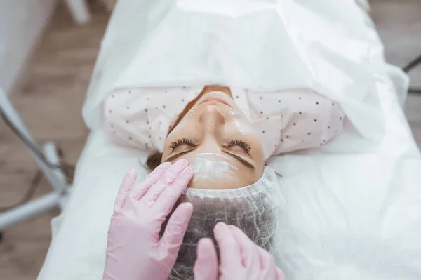 Médico Esteticista Luvas Está Aplicando Espuma Limpeza Facial Rosto Mulher — Fotografia de Stock