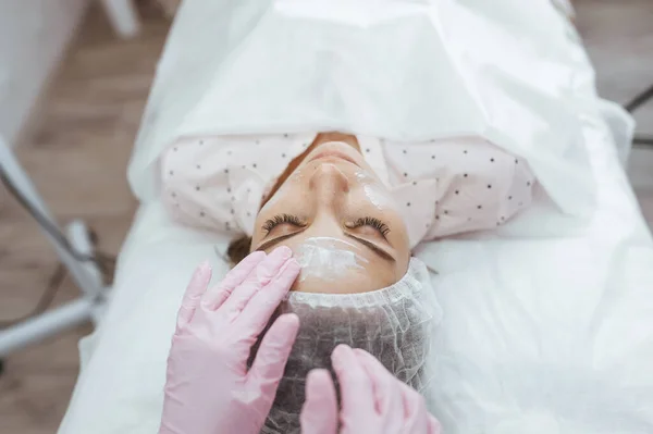 Medico Estetista Guanti Sta Applicando Schiuma Detergente Viso Sulla Pelle — Foto Stock