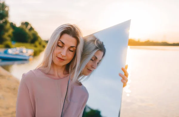 Utomhus Atmosfärisk Livsstil Foto Ung Vacker Blond Kvinna Klänning Poserar — Stockfoto