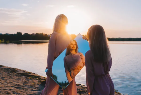 Refleksja Młodej Kobiety Lustrze Zewnątrz Wschodzie Słońca Pobliżu Rzeki Sylwetka — Zdjęcie stockowe