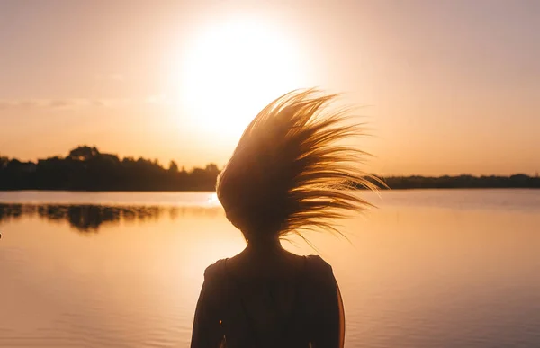 Sylwetka Dziewczyny Długimi Włosami Wschodzie Słońca Tle Rzeki Widok Tyłu — Zdjęcie stockowe