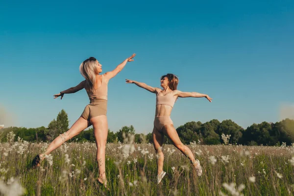 Dos Mujeres Del Deporte Saltando Levantando Sus Manos Sobre Campo —  Fotos de Stock