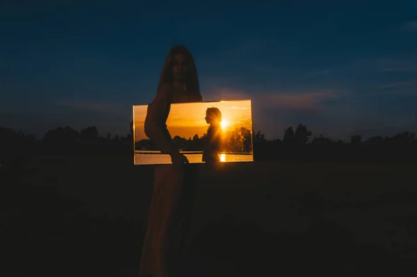 Silhuetas Duas Jovens Mulheres Bonitas Posando Praia Nascer Sol Reflexo — Fotografia de Stock