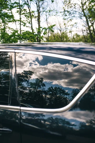 Reflektion Fönstret Bilen Den Blå Himlen Med Moln Och Skogsträd — Stockfoto