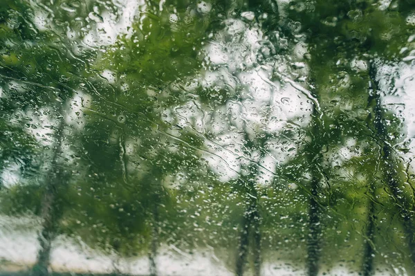 窗玻璃上的雨滴 从窗户往外看听着雨声 复制空间 有选择的重点 — 图库照片