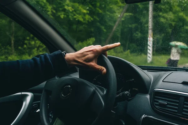 Ponteiro Masculino Salão Beleza Carro Tempo Chuvoso Vista Perto — Fotografia de Stock