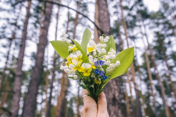 Žena Držící Divoké Květiny Ruce Výhledem Lesy Nebe Jarní Koncept — Stock fotografie