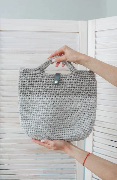 Mano Dell Uomo Tiene Bianco Cotone Eco Tote Bag Sopra — Foto Stock