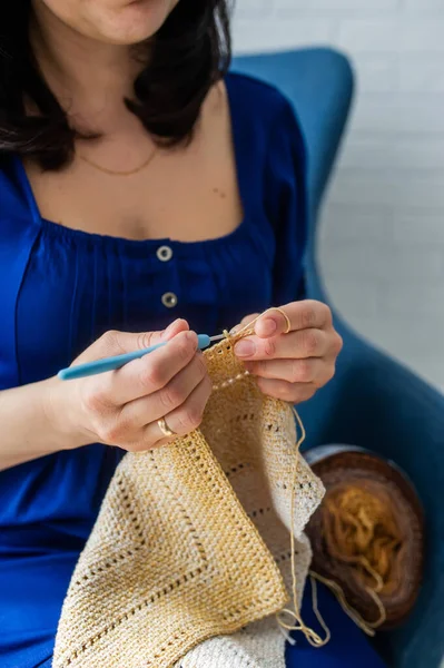 女性用手編み アクセサリーギフト装飾 垂直表示 — ストック写真