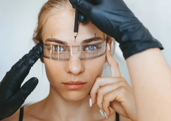 Mudando Forma Das Sobrancelhas Estilista Medindo Sobrancelhas Com Régua Fluxo — Fotografia de Stock