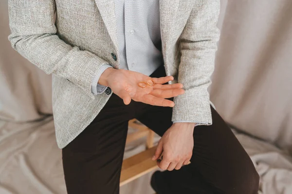 Bruidegom Heeft Een Trouwring Zijn Hand Close Upzicht — Stockfoto