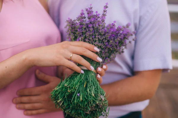 Sevgi Dolu Bir Çiftin Ellerinde Bir Demet Lavanta Çiçeği Yakın — Stok fotoğraf